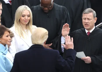 Kape, ogrtači, Biblije: Vrhovni sud i inauguracija