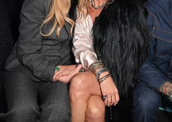 Kate Moss ljubi glam prijateljicu Gwendoline Christie u obraz i postavlja animirani prikaz na zvijezdama FROW na reviji Dior Homme za Pariški tjedan mode