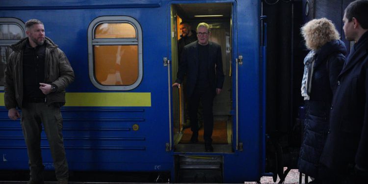 Keir Starmer stiže u iznenadni posjet Ukrajini kako bi potpisao ‘100-godišnje partnerstvo’ sa Zelenskim