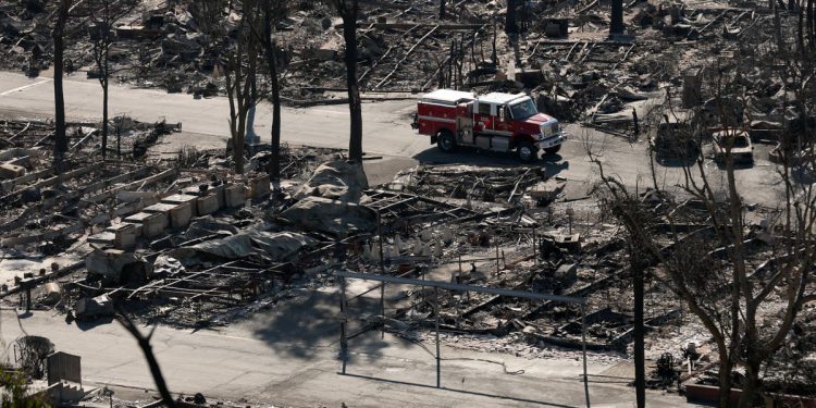 LA objavljuje požare uživo: Grad se suočava s vjetrovima od 72 mph dok LAPD uhićuje osumnjičene za pljačku i palež
