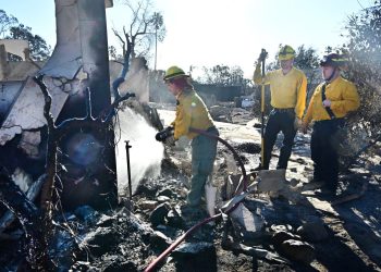 LA objavljuje požare uživo: Južna Kalifornija se oslobodila vjetra koji raspiruje požare, ali upozorenja i dalje postoje
