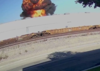 Laki avion srušio se na skladište u Kaliforniji (VIDEO) — RT World News