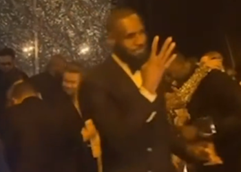 LeBron James baca novac na novogodišnjoj zabavi