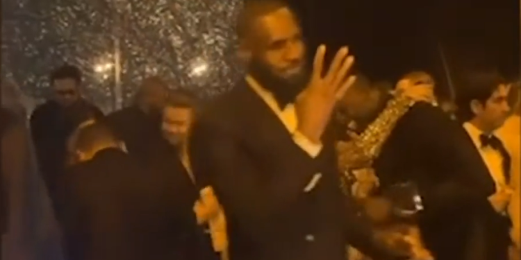 LeBron James baca novac na novogodišnjoj zabavi