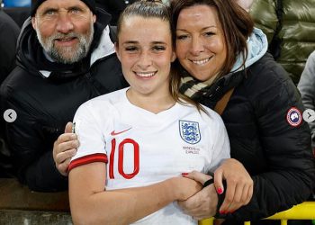 Lionsses zvijezda Ella Toone olovke srčano počast svom ocu šest mjeseci nakon njegove smrti od raka