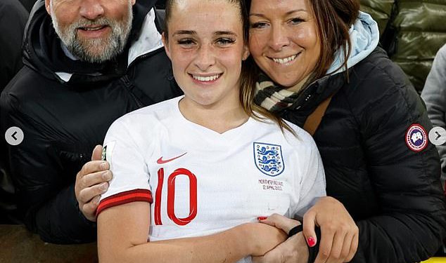 Lionsses zvijezda Ella Toone olovke srčano počast svom ocu šest mjeseci nakon njegove smrti od raka