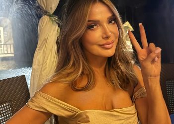 Lizzie Cundy izgleda senzacionalno u svilenoj zlatnoj haljini dok dočekuje 2025. s prijateljem Brunom Toniolijem u raskošnom odmaralištu s pet zvjezdica na Barbadosu