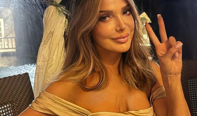 Lizzie Cundy izgleda senzacionalno u svilenoj zlatnoj haljini dok dočekuje 2025. s prijateljem Brunom Toniolijem u raskošnom odmaralištu s pet zvjezdica na Barbadosu