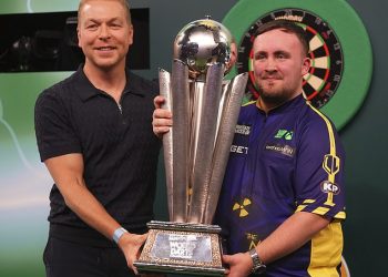 Lukeu Littleru trofej Sid Waddell uručio je ambasador raka prostate Sir Chris Hoy, a pozdravio ga je premijer Sir Keir Starmer nakon što je pobijedio Michaela van Gerwena i osvojio Svjetsko prvenstvo u pikadu