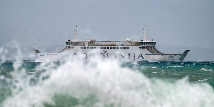 Mali Bračani proveli su noć na trajektu: “Bilo je zabavno, ali ipak nam fali kuća”