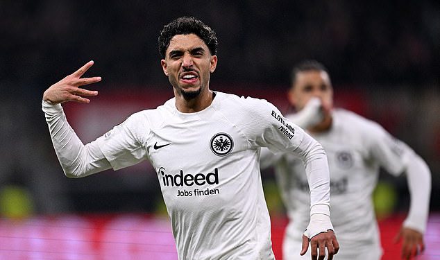 Man City nastoji finalizirati £67m vrijedan ugovor s napadačem Eintracht Frankfurta Omarom Marmoushom, a ekipa Pepa Guardiole spremna je potrošiti više od £100m u ovom prijelaznom roku