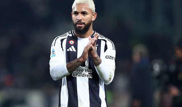 Man City razmišlja o prelasku Juventusovog veznjaka Douglasa Luiza samo šest mjeseci nakon njegovog odlaska iz Aston Ville… s Omarom Marmoushom na liječničkom pregledu prije njegovog transfera iz Frankfurta vrijednog 63 milijuna funti