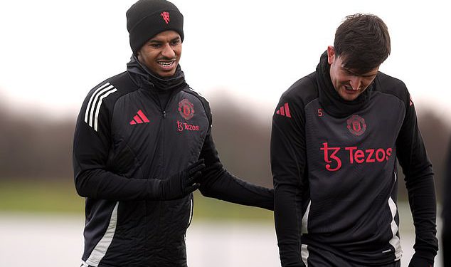 Marcus Rashford primijetio je u treningu Man Uniteda prvi put otkako je Ruben Amorim tvrdio da će radije igrati svog trenera golmana, 63, dok Row nad intenzitetom povećava gore