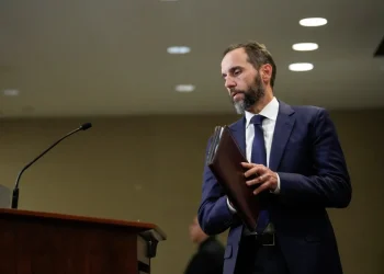 Ministarstvo pravosuđa kreće se progonu Trumpovih suoptuženika, okončajući slučaj klasificiranih dokumenata