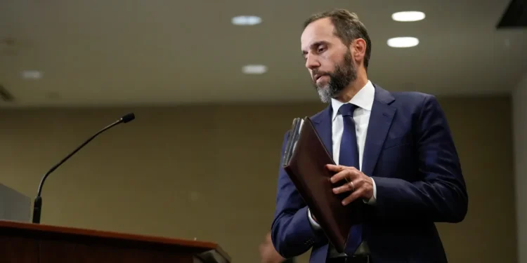 Ministarstvo pravosuđa kreće se progonu Trumpovih suoptuženika, okončajući slučaj klasificiranih dokumenata