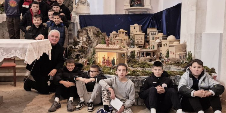 Ministranti ove župe pored Splita su novac od blagoslova kuća donirali samohranim roditeljima i najpotrebitijima