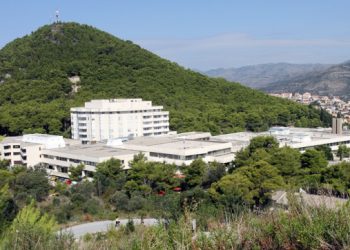 Mladić se vozio na haubi automobila, pao je i zadobio ozljede zbog kojih je hospitaliziran u OB Dubrovnik