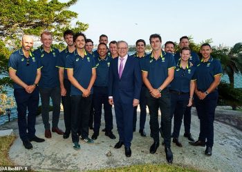 Možete li uočiti mali detalj na ovoj fotografiji zvijezda kriketa s Albom koji dokazuje da je Sam Konstas buntovnik izvan terena kao i na njemu?