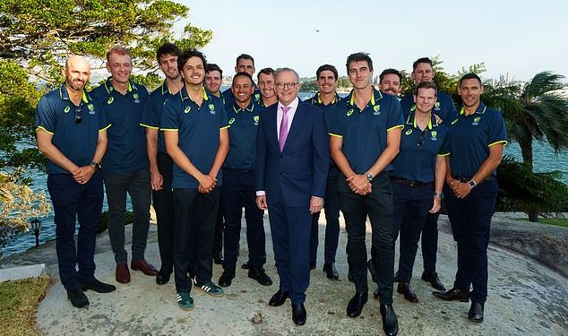 Možete li uočiti mali detalj na ovoj fotografiji zvijezda kriketa s Albom koji dokazuje da je Sam Konstas buntovnik izvan terena kao i na njemu?