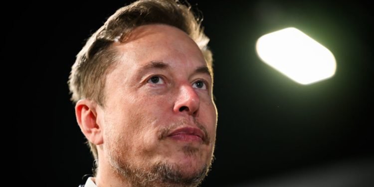 Musk optužuje Bidena za ‘izdaju’ — RT World News