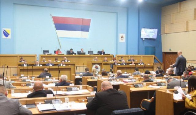 NARODNA SKUPŠTINA REPUBLIKE SRPSKE Usvojen zakon kojim se grb i himna Srbije mogu koristiti kao službena obilježja RS