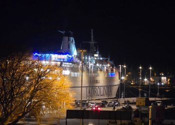 NESREĆA U SPLITSKOJ LUCI Automobil s jednom osobom upao u more, spasitelji skakali u more da bi je spasili!