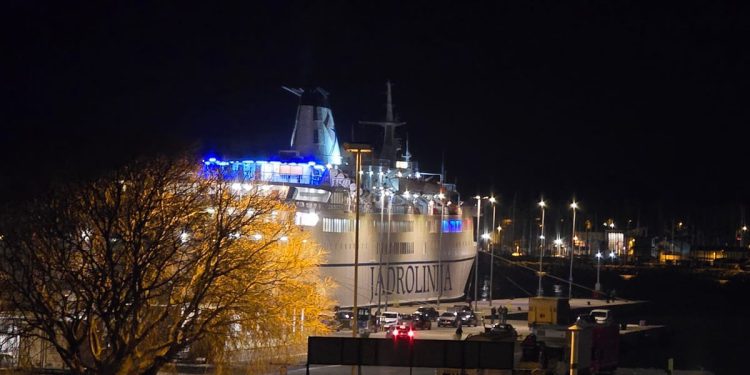 NESREĆA U SPLITSKOJ LUCI Automobil s jednom osobom upao u more, spasitelji skakali u more da bi je spasili!