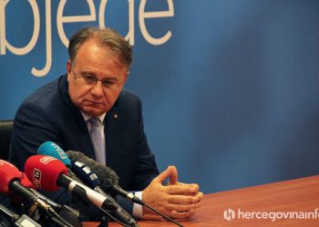 NEZASITNI PARAZITI Plaća će za otprilike 500 maraka rasti premijeru, ministrima i zastupnicima u Parlamentu FBiH