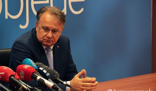 NEZASITNI PARAZITI Plaća će za otprilike 500 maraka rasti premijeru, ministrima i zastupnicima u Parlamentu FBiH