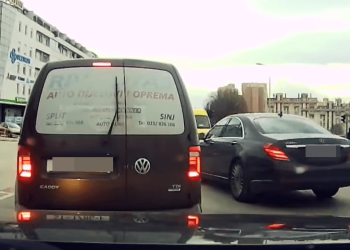 NIJE GA SRAM Pogledajte kako ovaj vozač prelazi kolonu: “Brzo je usvojio domaće običaje”