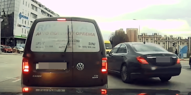 NIJE GA SRAM Pogledajte kako ovaj vozač prelazi kolonu: “Brzo je usvojio domaće običaje”