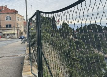 NOVA OGRADA, NOVE LJUBAVI Ljubavni katanci na Boninovu ipak nastavljaju živjeti (FOTO)