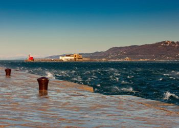 Na Jadranu bura, pod Velebitom i s orkanskim udarima!