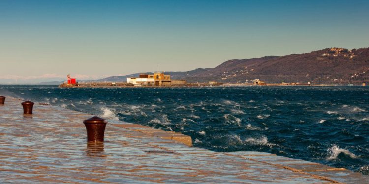 Na Jadranu bura, pod Velebitom i s orkanskim udarima!