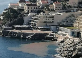 Na moru kod hotela Rixos pojavila se ogromna mrlja, doznali smo o čemu je riječ