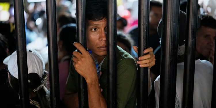 Najmanje 80 ljudi ubijeno je na sjeveroistoku Kolumbije nakon što su mirovni pregovori propali, rekao je dužnosnik