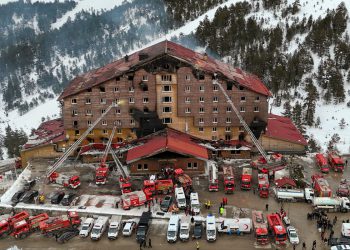 Najnoviji požar u turskom skijalištu: četvero uhićeno nakon što je 76 umrlo u požaru u 12-katnom hotelu Grand Kartal u Boluu