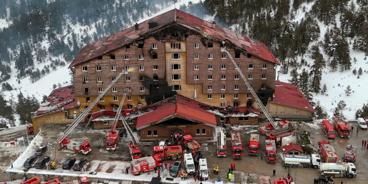 Najnoviji požar u turskom skijalištu: četvero uhićeno nakon što je 76 umrlo u požaru u 12-katnom hotelu Grand Kartal u Boluu