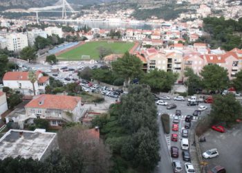 Nama treba gradska uprava koji igra solitaire u radno vrijeme, a zaslužili smo i mikroasfalt