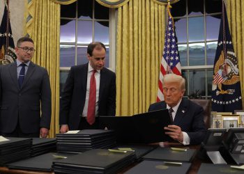 Nancy Pelosi kritizira Trumpova ‘sramotna’ pomilovanja optuženih za 6. siječnja