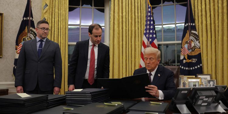 Nancy Pelosi kritizira Trumpova ‘sramotna’ pomilovanja optuženih za 6. siječnja