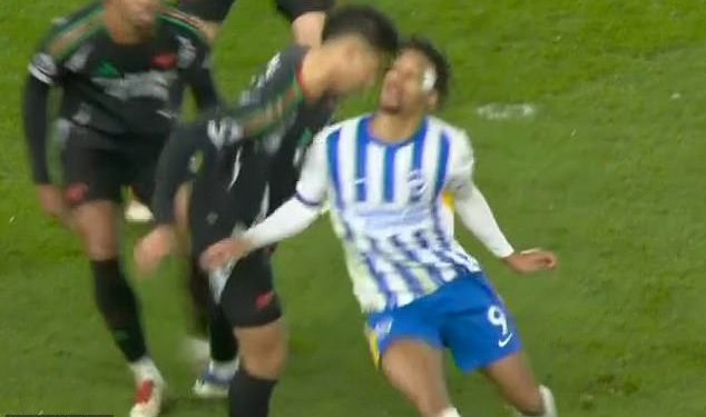 Navijači Arsenala i Brightona sukobljavaju se oko kontroverznog jedanaesterca Joaoa Pedra dok se navijači Gunnersa ljute što su ‘OPLJAČKANI’ u remiju 1-1 – dok Seagullsi tvrde da je William Saliba mogao izazvati ‘ozbiljnu ozljedu glave’