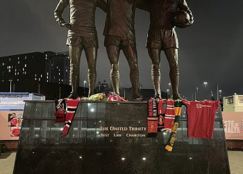 Navijači Man Uniteda odaju počast Denisu Lawu ispred Old Trafforda – dok navijači polažu šalove i cvijeće kraj njegovog kipa nakon njegove smrti u 84. godini