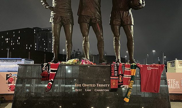 Navijači Man Uniteda odaju počast Denisu Lawu ispred Old Trafforda – dok navijači polažu šalove i cvijeće kraj njegovog kipa nakon njegove smrti u 84. godini