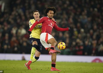 Navijači Man Uniteda pozdravljaju ‘mijenjača igre’ Joshuu Zirkzeeja nakon povratničke pobjede protiv Southamptona – nakon što je ljetni potpis vrijedan £36,5 milijuna ismijan na njegovom posljednjem nastupu na Old Traffordu