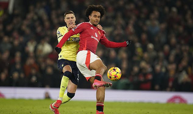 Navijači Man Uniteda pozdravljaju ‘mijenjača igre’ Joshuu Zirkzeeja nakon povratničke pobjede protiv Southamptona – nakon što je ljetni potpis vrijedan £36,5 milijuna ismijan na njegovom posljednjem nastupu na Old Traffordu