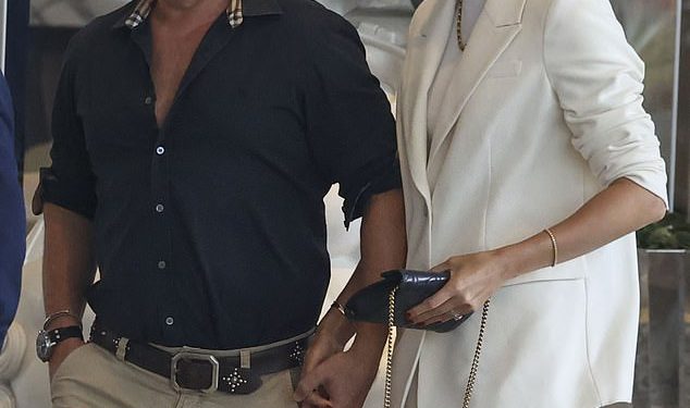 Nema više tata bod! Karl Stefanović okreće sat dok pokazuje svoj šok gubitak težine u opremljenom košulji od 820 dolara u 41. rođendanu supruge Jasmine