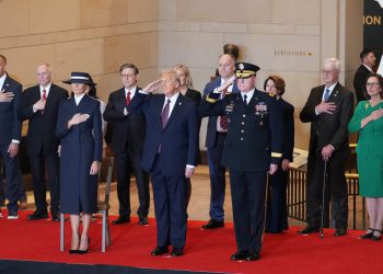 Nemilosrdni Trumpov izvršni nalog zabranjuje pripadnike transrodnih službi iz vojske kao ‘časne’