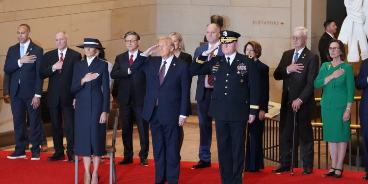 Nemilosrdni Trumpov izvršni nalog zabranjuje pripadnike transrodnih službi iz vojske kao ‘časne’