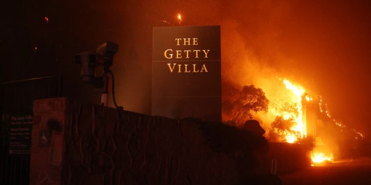Neprocjenjiva kolekcija Getty Centera u Los Angelesu sprema se za šumske požare dok se naredba o evakuaciji širi na muzej